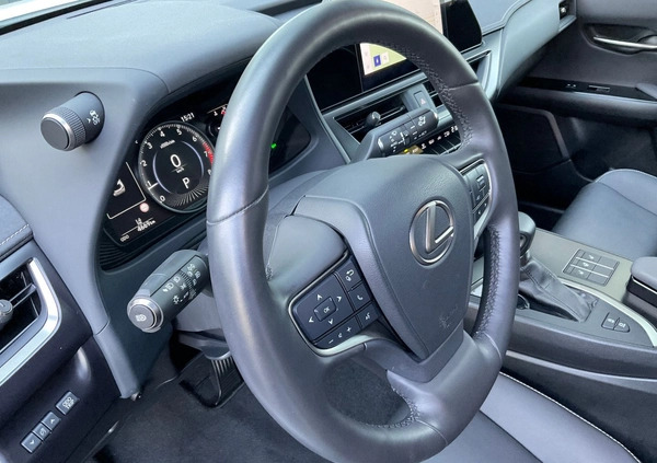 Lexus UX cena 159000 przebieg: 4681, rok produkcji 2022 z Kraków małe 407